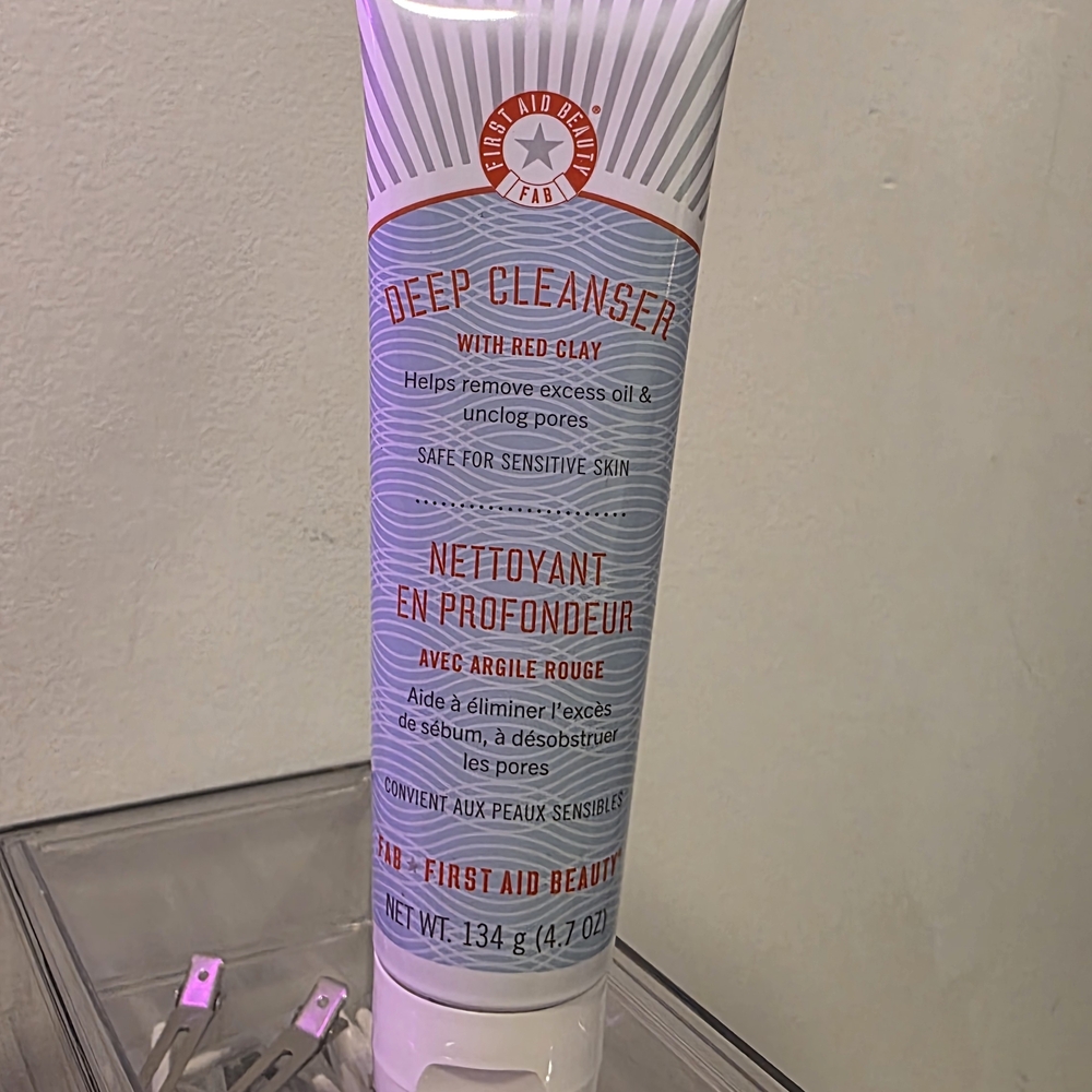 First Aid Beauty Deep Cleanser with Red Clay - White and Red